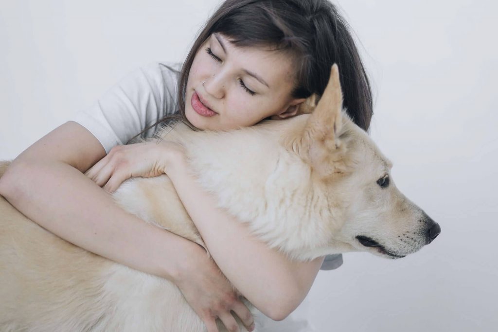 kız sarılma köpek